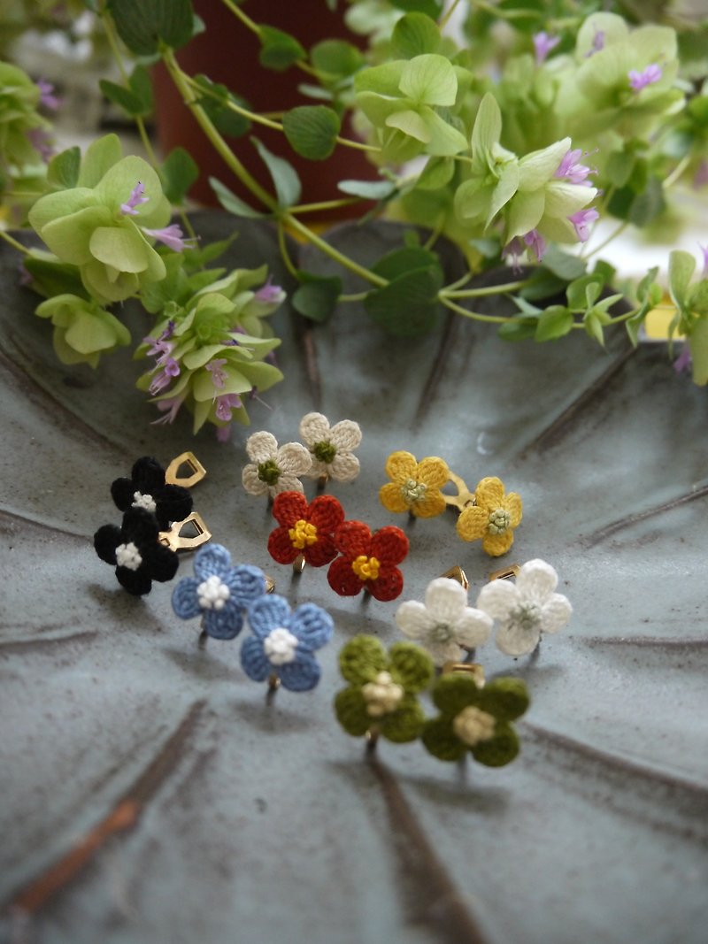 【Shy Flower】Crochet Knitting On-Ear Earrings / Clips can be changed - ต่างหู - งานปัก หลากหลายสี
