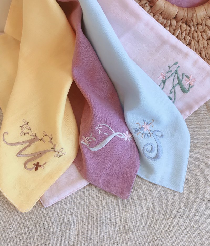 優雅花朵字母刺繡手巾 - 手帕 - 棉．麻 多色