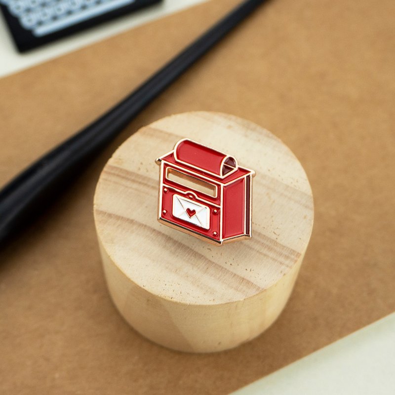 Letter Box Enamel Pin - 胸針 - 其他金屬 紅色
