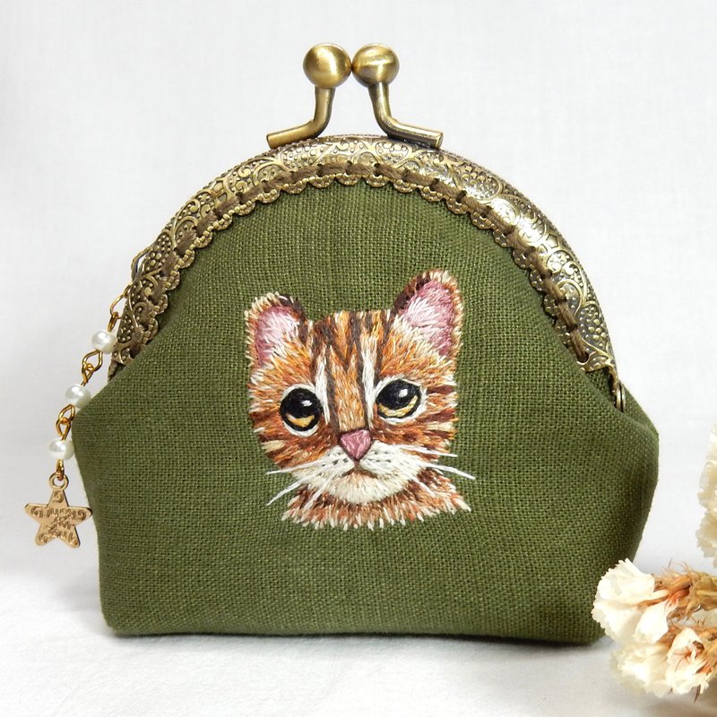 石虎 手工刺繡口金包 公益義賣零錢包 - 零錢包/小錢包 - 棉．麻 綠色