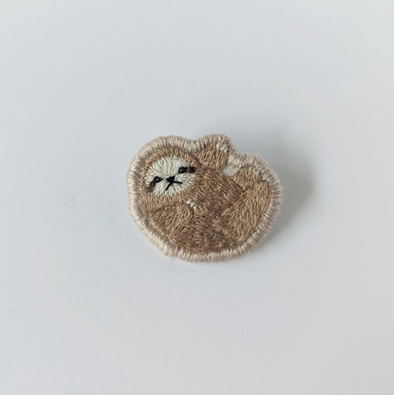 sloth brooch - Brooches - Thread Brown