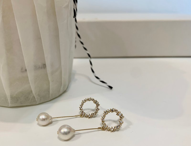 Sparkling Stone Pearl Earrings - ต่างหู - ไข่มุก ขาว
