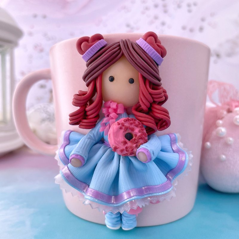 杯子上裝飾著一個拿著甜甜圈的娃娃。 - 咖啡杯 - 黏土 紅色