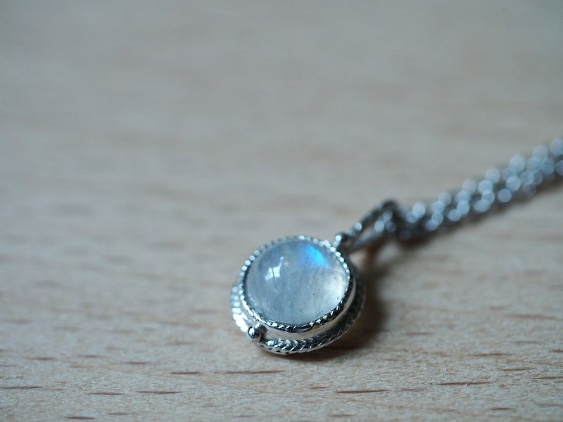 Exclusive design small gemstone moonstone Blue moonstone 925 sterling silver - สร้อยคอ - เครื่องประดับพลอย สีน้ำเงิน