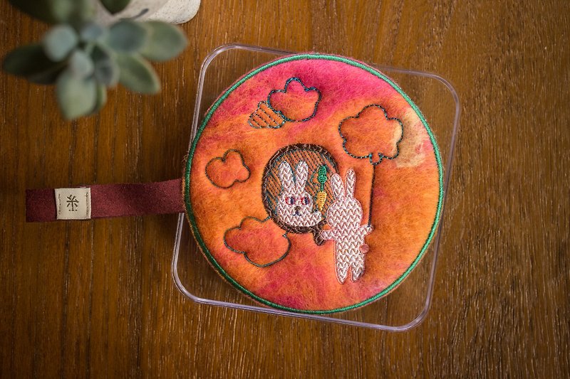 Hand embroidery rabbit wool felt x-Decoration felt coasters - ของวางตกแต่ง - ขนแกะ สีส้ม