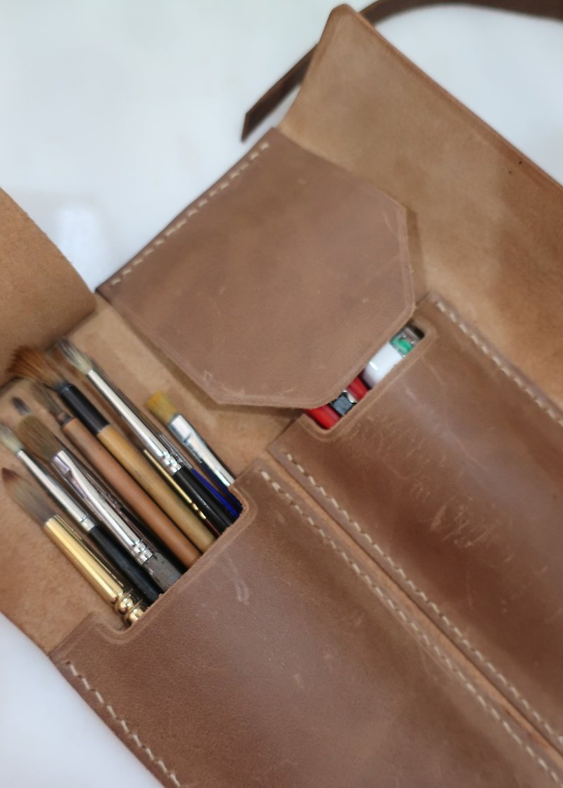 它就是一個手縫皮革筆袋/ 棕色瘋馬皮文具收納袋 化妝刷收納包 - 鉛筆盒/筆袋 - 真皮 咖啡色
