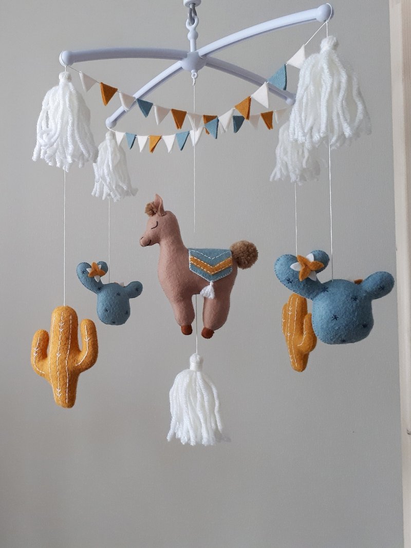 Mobile baby boho nursery decor, llama crib mobile, newborn & new parents gift - ของเล่นเด็ก - วัสดุอีโค สีกากี