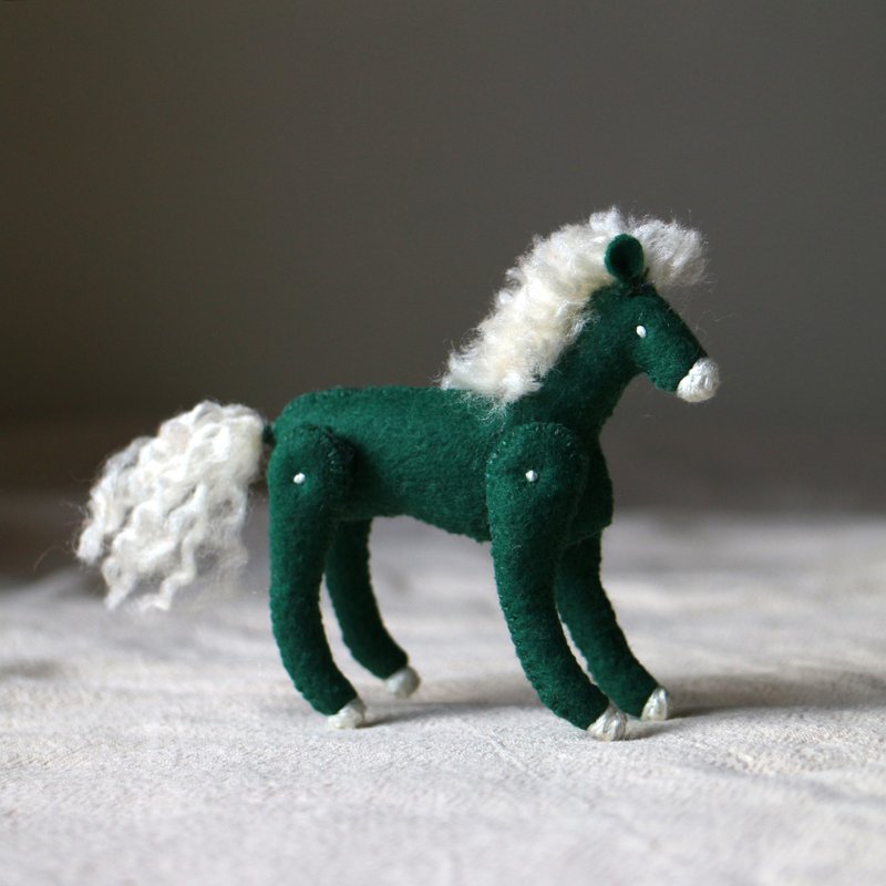 立體手縫偶擺飾 / 綠色瘦小馬 #31 - 徽章/別針 - 繡線 綠色