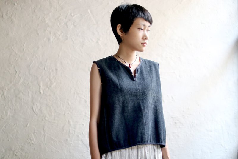 OMAKE Embroidered Embroidered Short Knitted Vest (Black) - เสื้อกั๊กผู้หญิง - ผ้าฝ้าย/ผ้าลินิน สีดำ