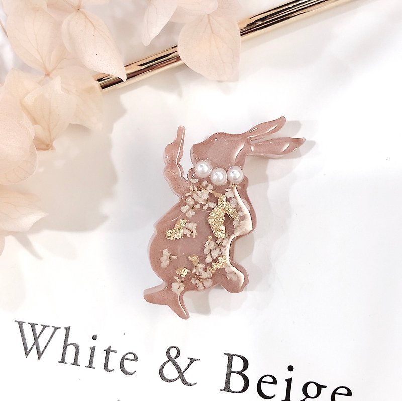PUREST HOME Alice in Wonderland Pearl Handmade Pin / Rabbit Brooch / Pink - Brooches - Other Materials 