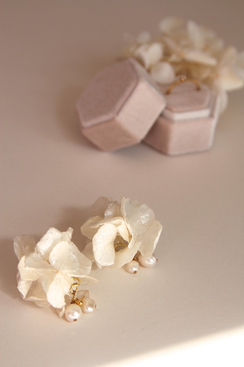 Floral Earrings , Flower Earrings , Artificial Flower Earrings , Earrings , Jewe - ต่างหู - พืช/ดอกไม้ ขาว