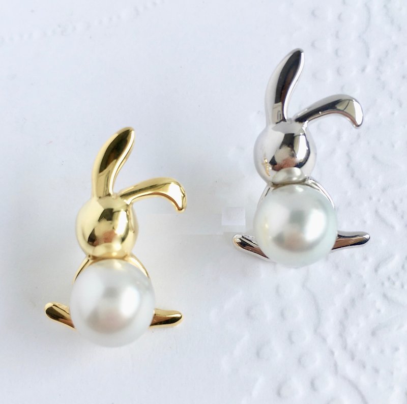 Freshwater pearl and Silver rabbit brooch Recommended as a gift - เข็มกลัด - ไข่มุก สีทอง