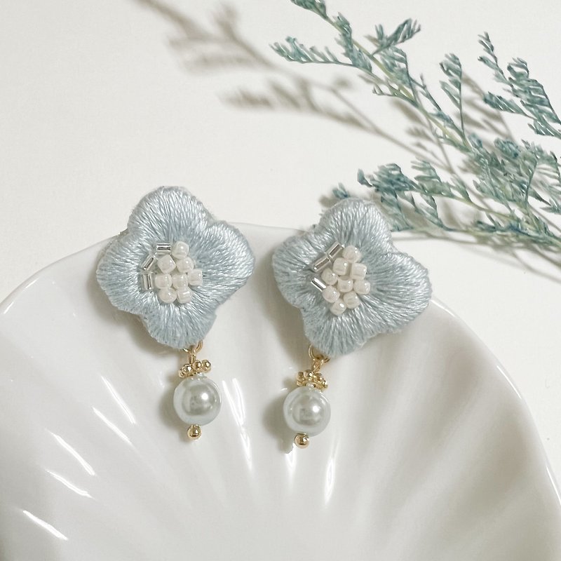 小清新花朵刺繡純銀耳針 - 耳環/耳夾 - 純銀 藍色