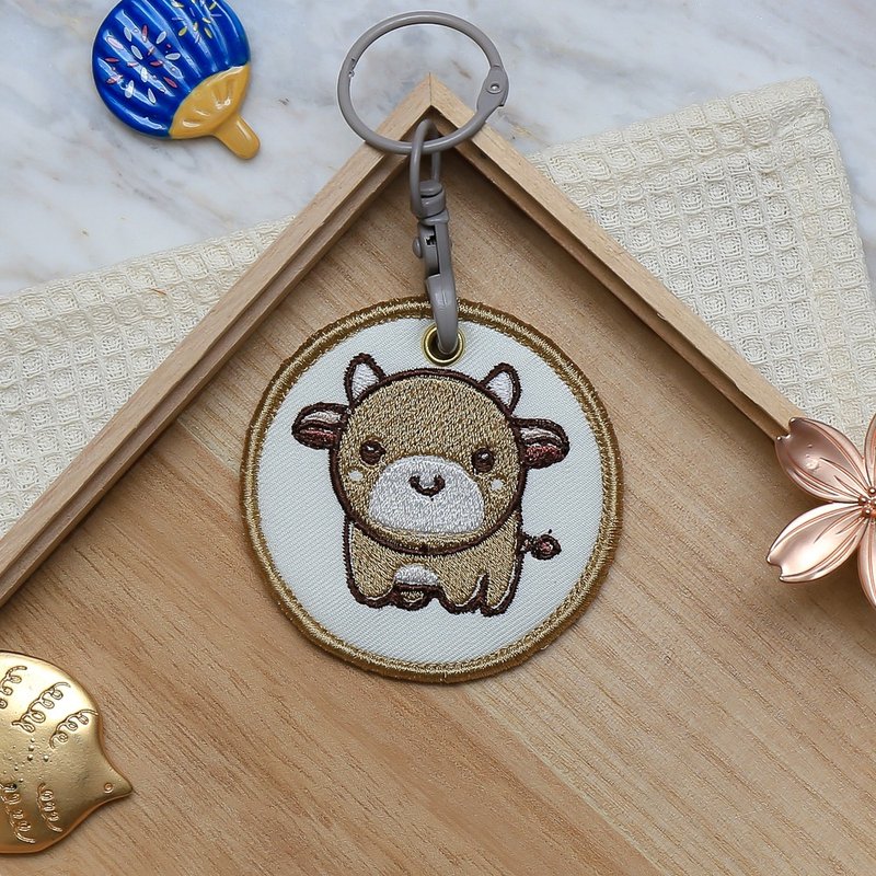 DADADA STUDIO Animal Series 7cm Round Embroidered Keychain - Ah Moo the Cow - ป้ายสัมภาระ - ไฟเบอร์อื่นๆ สีกากี