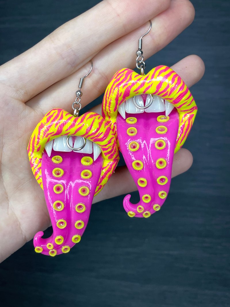 Earrings. Yellow & pink lips with a tentacle. - 耳環/耳夾/耳骨夾 - 黏土 