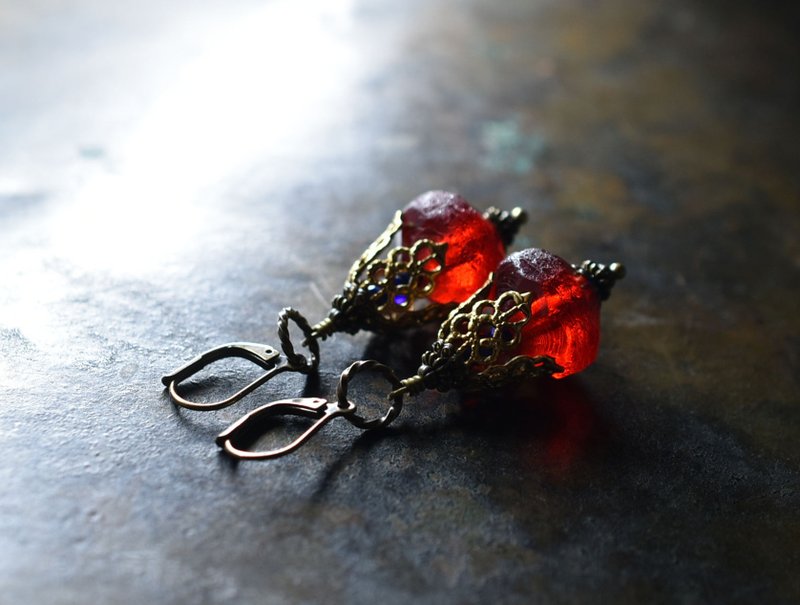 Bright red antique Bohemian abacus beads with delicately decorated brass caps, lapis lazuli and blue bead earrings - ต่างหู - แก้ว สีแดง