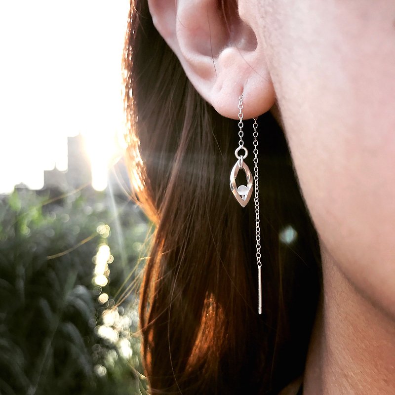 Laurel Leaf Series - White Stone single Yegui Guan - Unilateral Earrings - Sterling Silver handmade earrings - Earrings & Clip-ons - Other Metals White