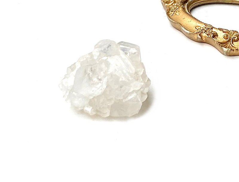 Small energy ornaments - natural raw ore white fish eye Stone cute small crystal flower home office ornaments - อื่นๆ - คริสตัล ขาว
