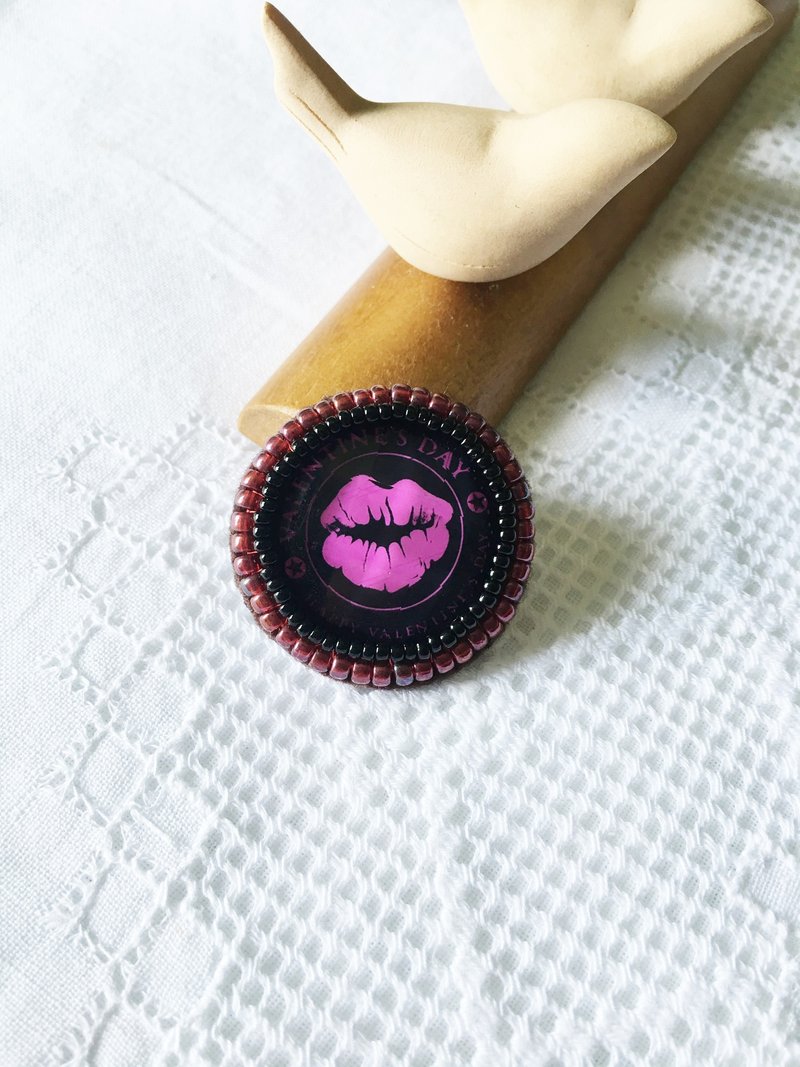 紅唇 刺繡襟針 Red Lips Brooch (JEBR028) - 胸針 - 其他材質 紅色