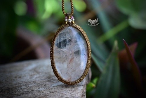 赤い内包物 ヘマタイトインクォーツ マクラメペンダント224 - ショップ