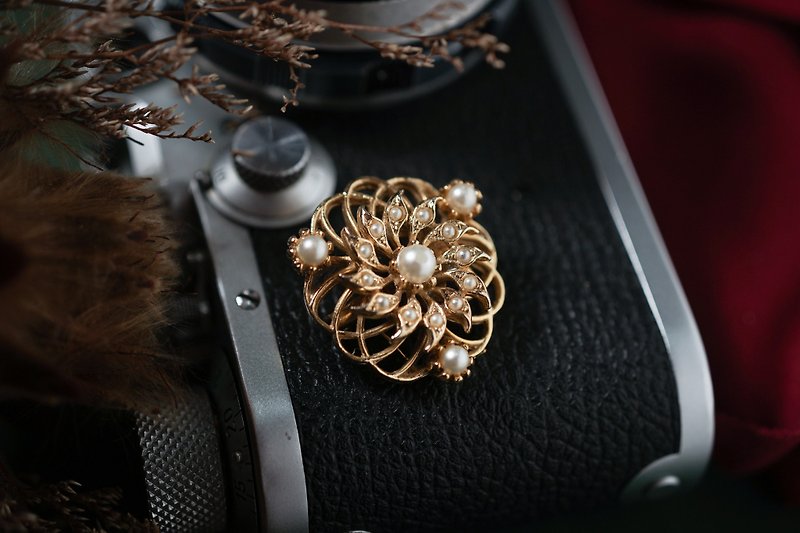 【古董飾品/西洋老件】VINTAGE珍珠鏤空花卉精緻古著圈型胸針 - 胸針 - 其他金屬 金色