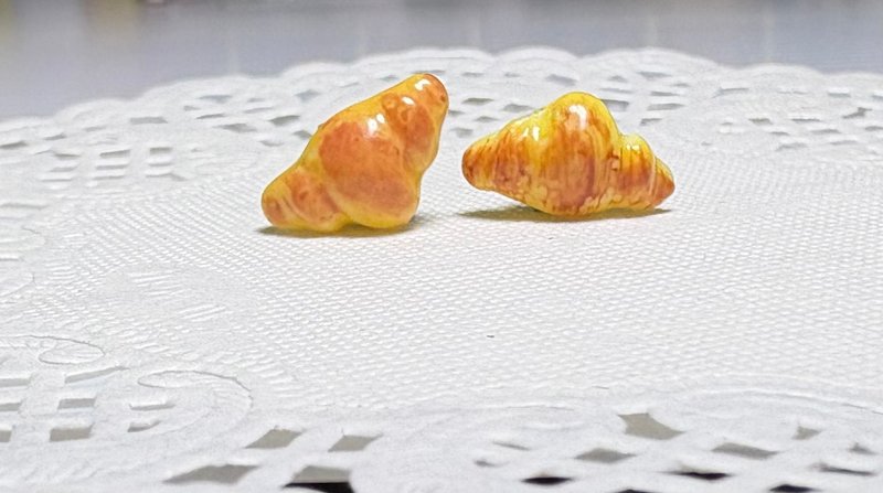【手作耳釘】仿真食物 牛角麵包 耳釘/貼耳式耳環 - 耳環/耳夾/耳骨夾 - 樹脂 卡其色