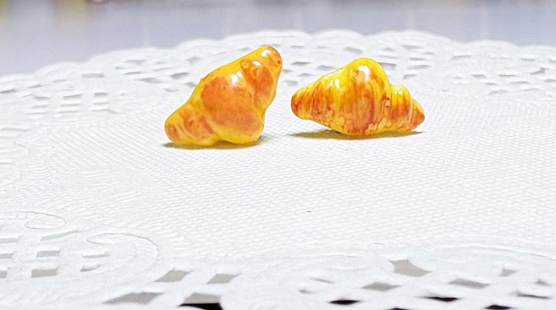 【手作耳釘】仿真食物 可頌麵包 耳釘/貼耳式耳環 - 耳環/耳夾/耳骨夾 - 樹脂 卡其色