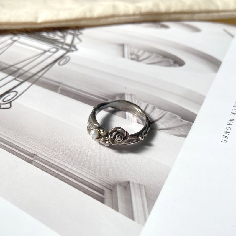 Rose pearl flower ring - แหวนทั่วไป - เงิน สีเงิน