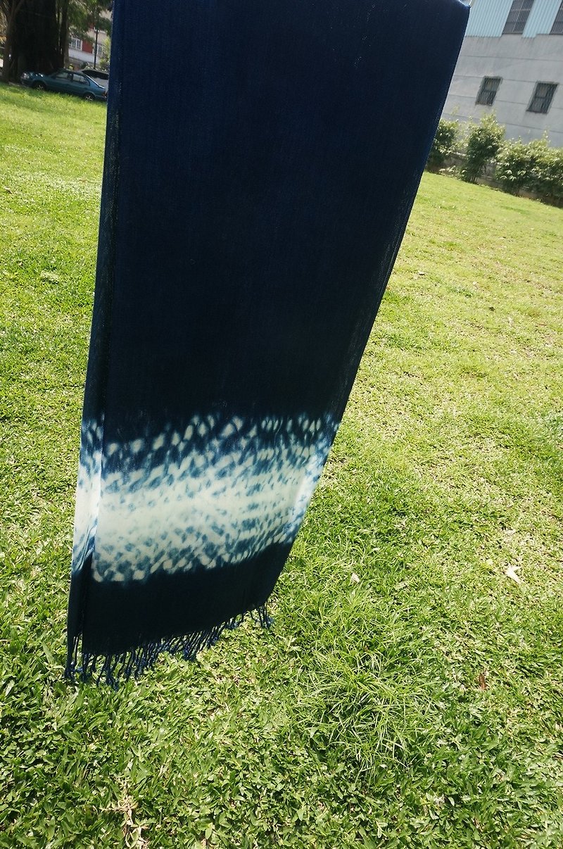 【姆姆草木染】藍染藍色草木染純棉綁染圍巾(魚鱗紋) - 絲巾 - 棉．麻 藍色