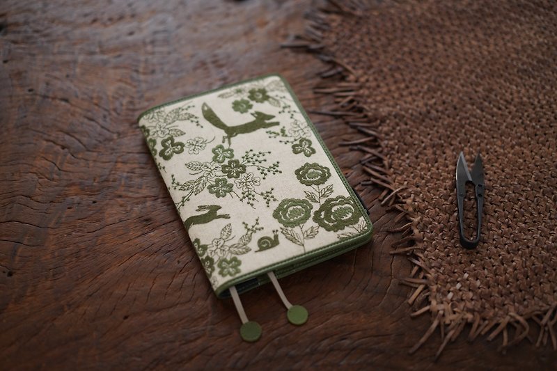 Forest Outing Linen Embroidery Pocket Book Clothes Journal Cover - สมุดบันทึก/สมุดปฏิทิน - ลินิน สีเขียว