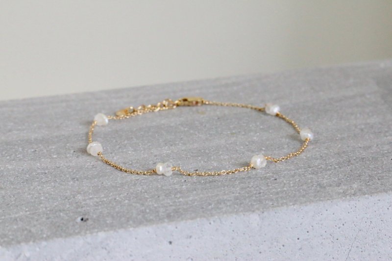 June Birthstone Bracelet Moonstone Pearl - Jingjing - - สร้อยข้อมือ - เครื่องเพชรพลอย ขาว