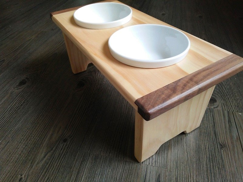 限時折扣！））毛小孩餐桌系列--[平靜生活] (原木X手作X二只瓷碗) - 寵物碗/碗架/自動餵食器 - 木頭 咖啡色