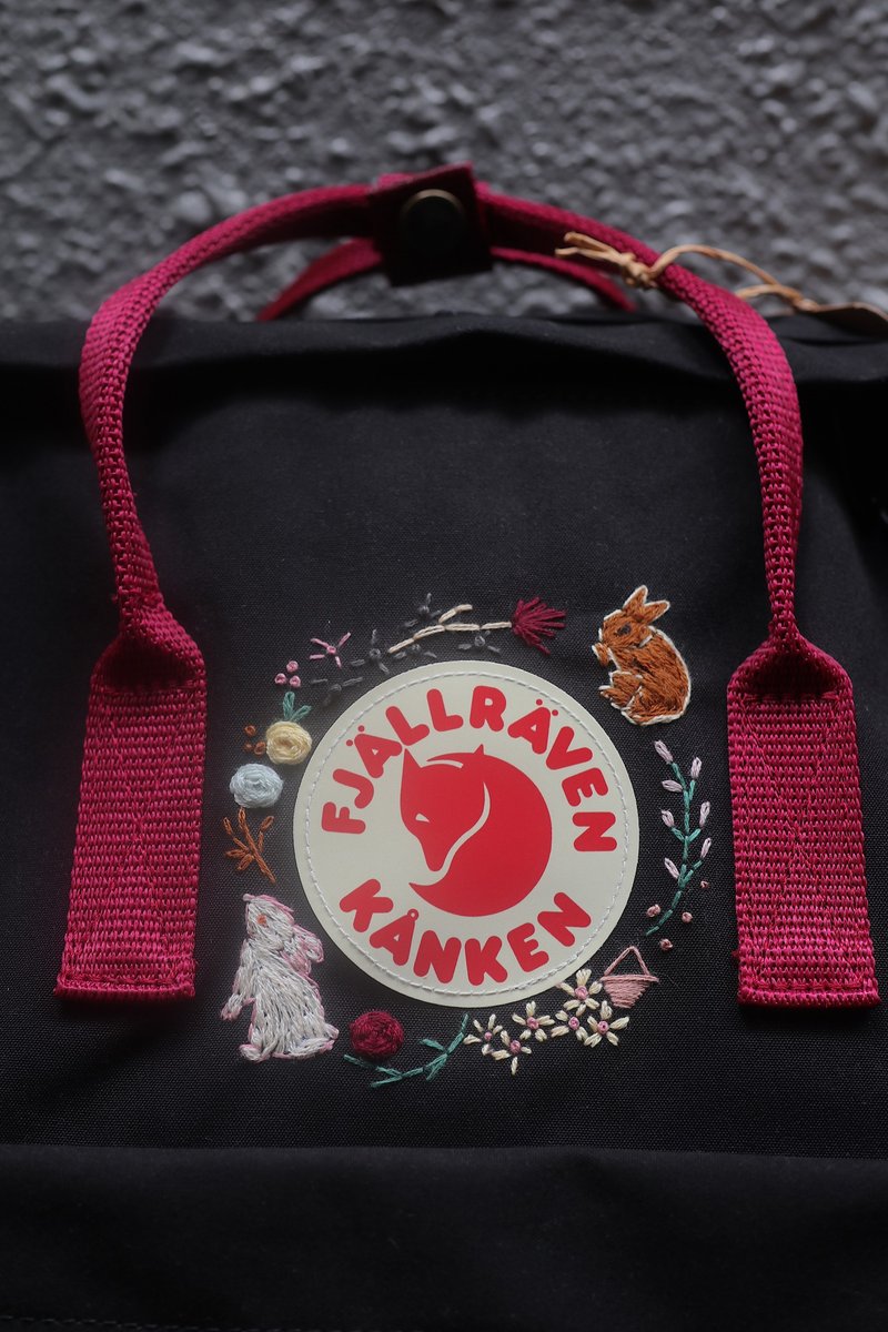 日本白兔與荷蘭羅布泊兔----黑色紅帶包-手工刺繡 - 後背包/背包/書包 - 防水材質 黑色