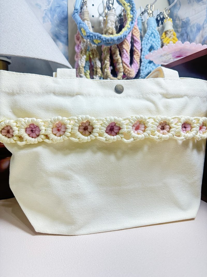 MUMU handwoven floral canvas bag Macrame HAND MADE - กระเป๋าถือ - ผ้าฝ้าย/ผ้าลินิน 