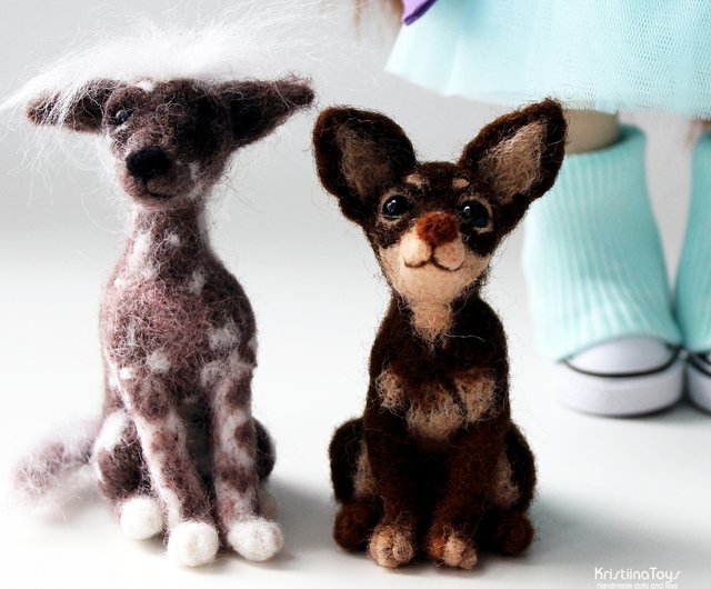 手作りのフェルトペットと手作りの人形。フェルトペットの