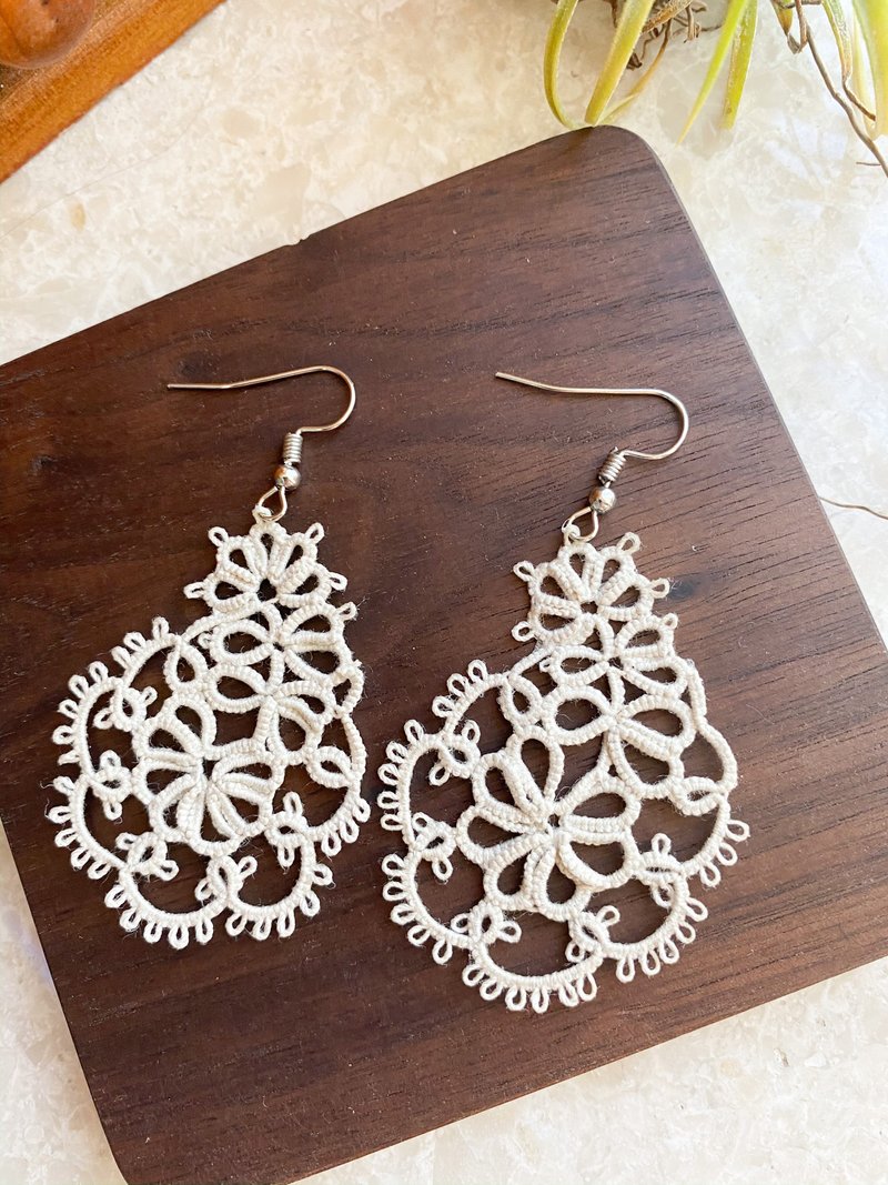 手工卡其色梭織耳環 Tatting earrings 耳針 耳鈎 耳環 梭織 禮物 - 耳環/耳夾/耳骨夾 - 繡線 卡其色