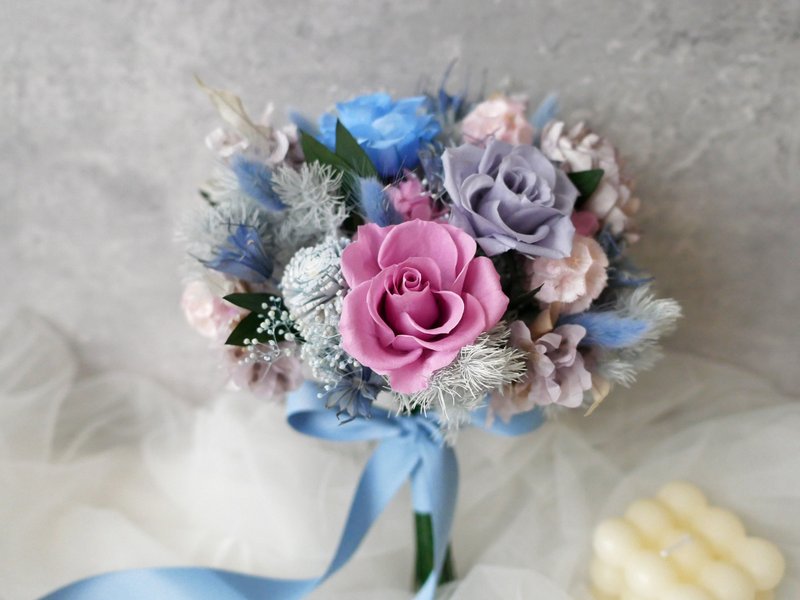 自然型手綁不凋捧花【蔚藍紫粉】永生花/拍婚紗/登記結婚花束 - 乾燥花/永生花 - 植物．花 藍色