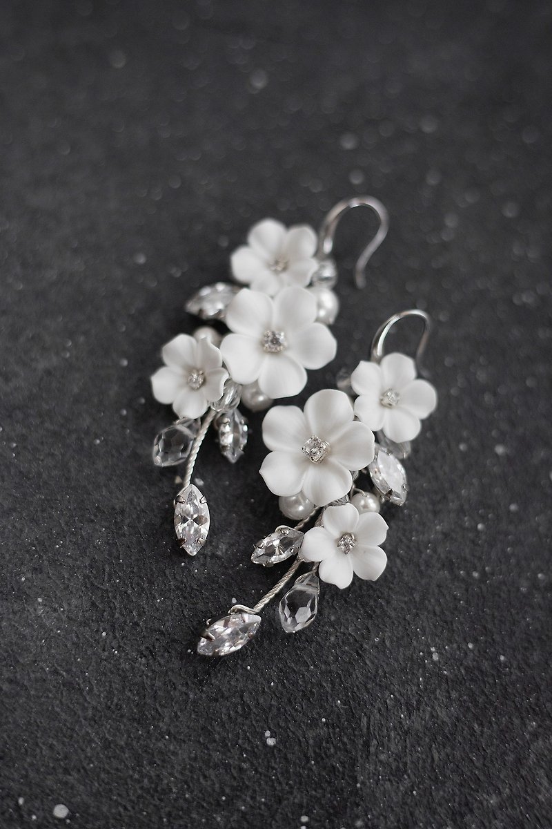 ดินเหนียว ต่างหู ขาว - Bridal floral earrings, White/pink\Ivory jewelry, Flower wedding, Custom colour