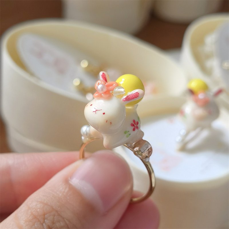 miniature moon rabbit ring 微縮月亮兔兔戒指 - 戒指 - 黏土 粉紅色