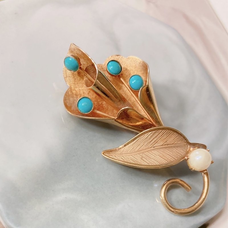 [Western Antique Jewelry] Flower stamens blooming bouquet holding flowers fruit natural style k gold brooch pin - เข็มกลัด - เครื่องประดับ สีทอง