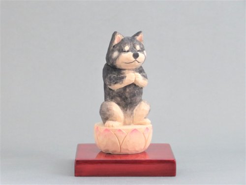 木彫りの柴犬(黒) 月くんを探せ 彫刻のフリをするのが大好きな月くん、 毎日幸せを