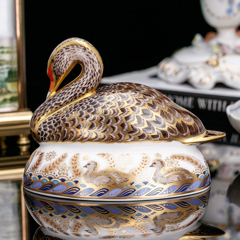 Limited British Made Royal Crown Derby Moonlight Swan 2001 Bone China Royal Study Imari Paper - ของวางตกแต่ง - เครื่องลายคราม 