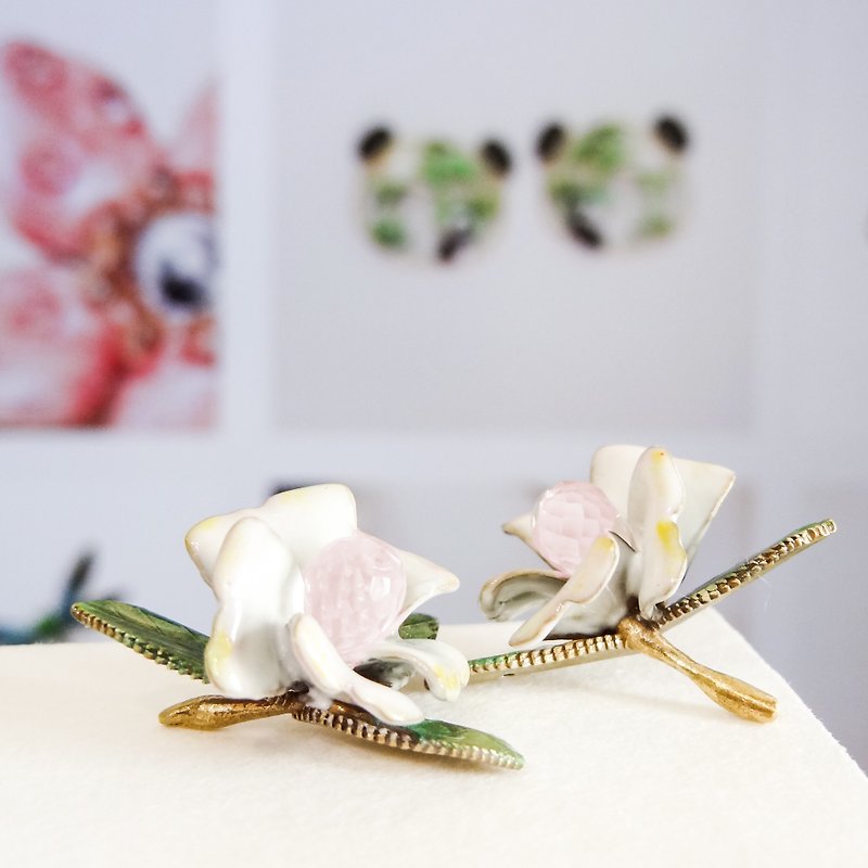 単弁美しい椿椿のイヤリングchichingチェスデザイングリーン手作りの宝石プリオーダー - ピアス・イヤリング - 琺瑯 