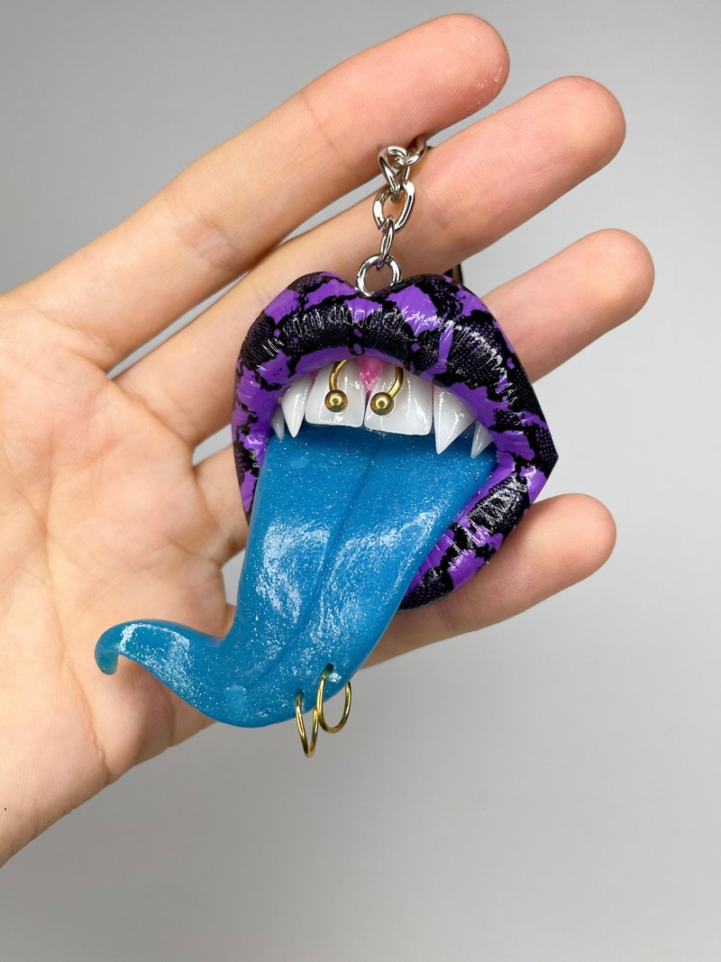 Bag charm. Purple & black lips with fangs. - 吊飾/掛飾 - 黏土 
