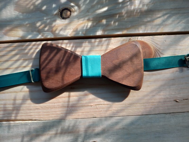 Natural Wood Bow Tie-Walnut + Lake Green Leather (Groom/Wedding/Christmas/Formal/Valentine's Day) - เนคไท/ที่หนีบเนคไท - หนังแท้ สีเขียว