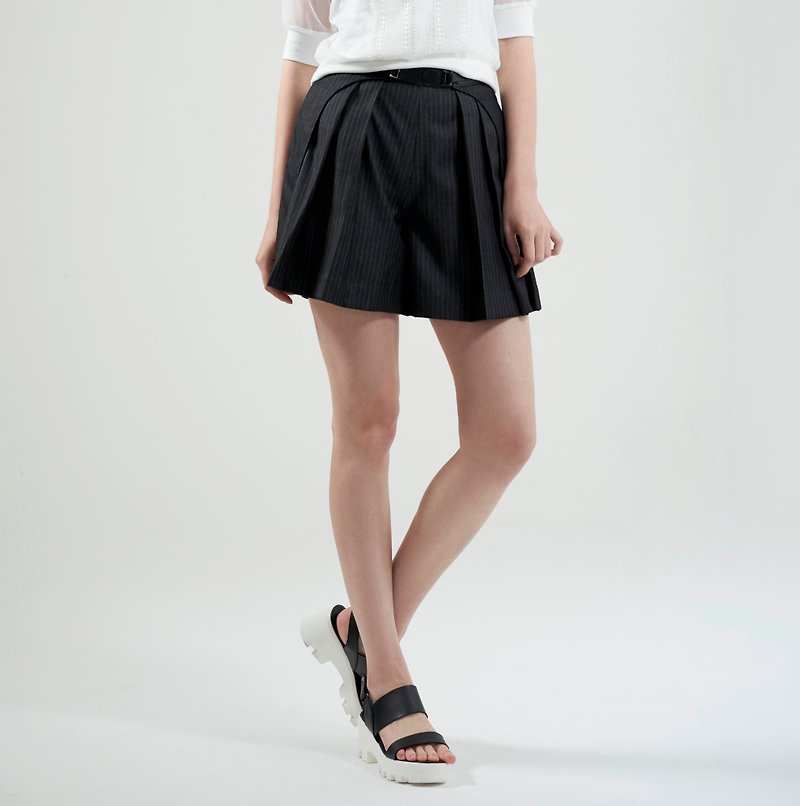 Designer Brand FromClothingOf - Grey Stripe Pleated Shorts - กางเกงขาสั้น - ผ้าฝ้าย/ผ้าลินิน สีเทา