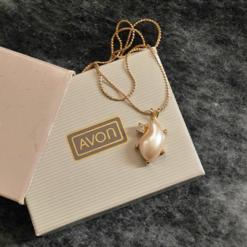 Old and Good Antique Jewelry 1987 Artificial Freshwater Pearl Drop Necklace Original Box AVON N821 - Necklaces - Other Metals Gold