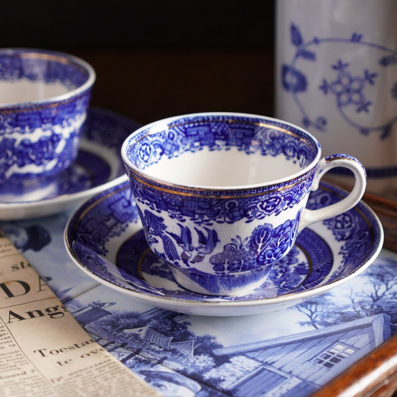 Vintage English Old Willow teacups and saucers made by Washington Pottery - Teapots & Teacups - Porcelain Blue