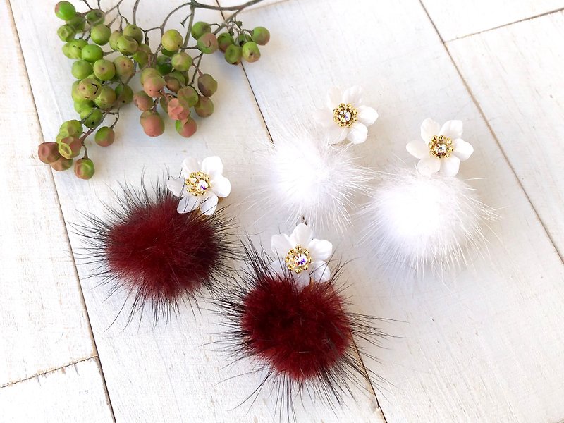 白い小花とミンクファー  イヤリング - 耳環/耳夾 - 黏土 白色