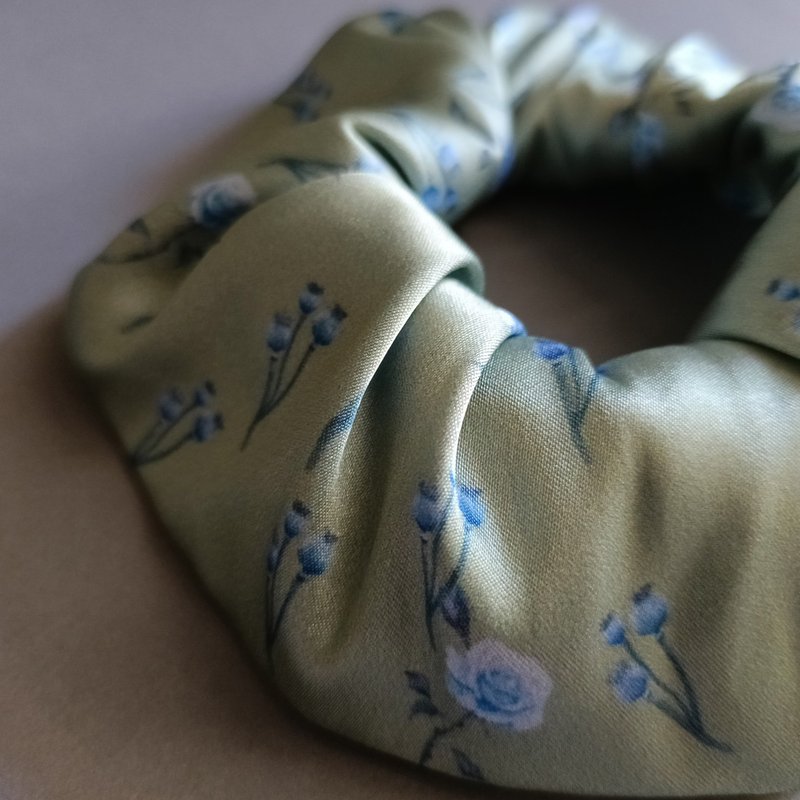 Mustard Green Blossoms - Small Satin Donut Scrunchie - เครื่องประดับผม - ผ้าไหม 